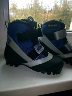 Лыжные ботинки и лыжи