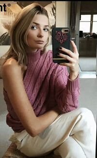 Свитер на одно плечо