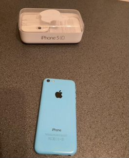 iPhone 5c с наушниками и чехлами