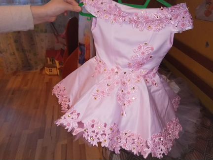 Розовое платье