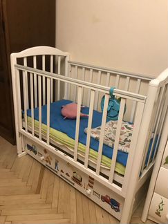 Кровать и комод