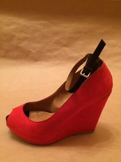 Замшевые туфли Zara на танкетке красные