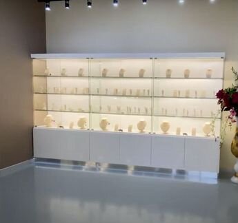 Витрины новые лаковые глянцевые с «каретками»