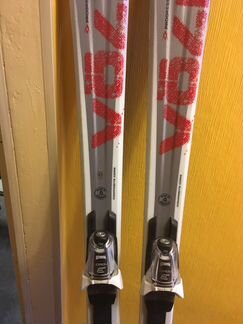 Горные лыжи Volkl RTM 73 с креплениями и палками