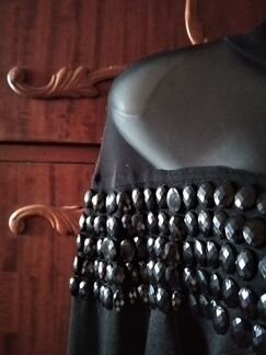 Кофта, украшенная крупными стразами