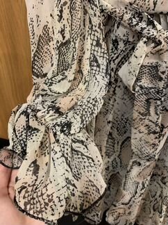 Платье с открытым декольте